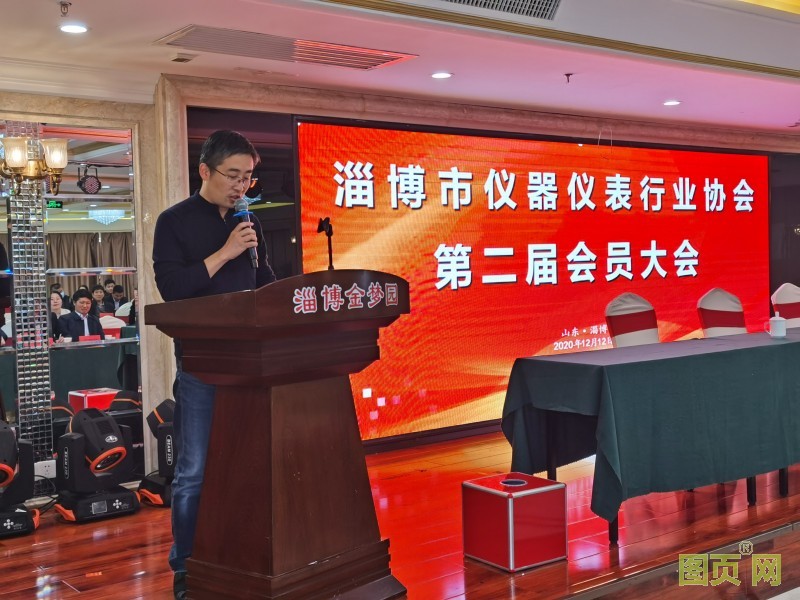 協(xié)會會長李明做理事會工作報(bào)告