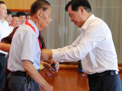 牢記初心使命，堅定理想信念 天康集團黨委舉行“光榮在黨50年”紀念章頒發(fā)儀式