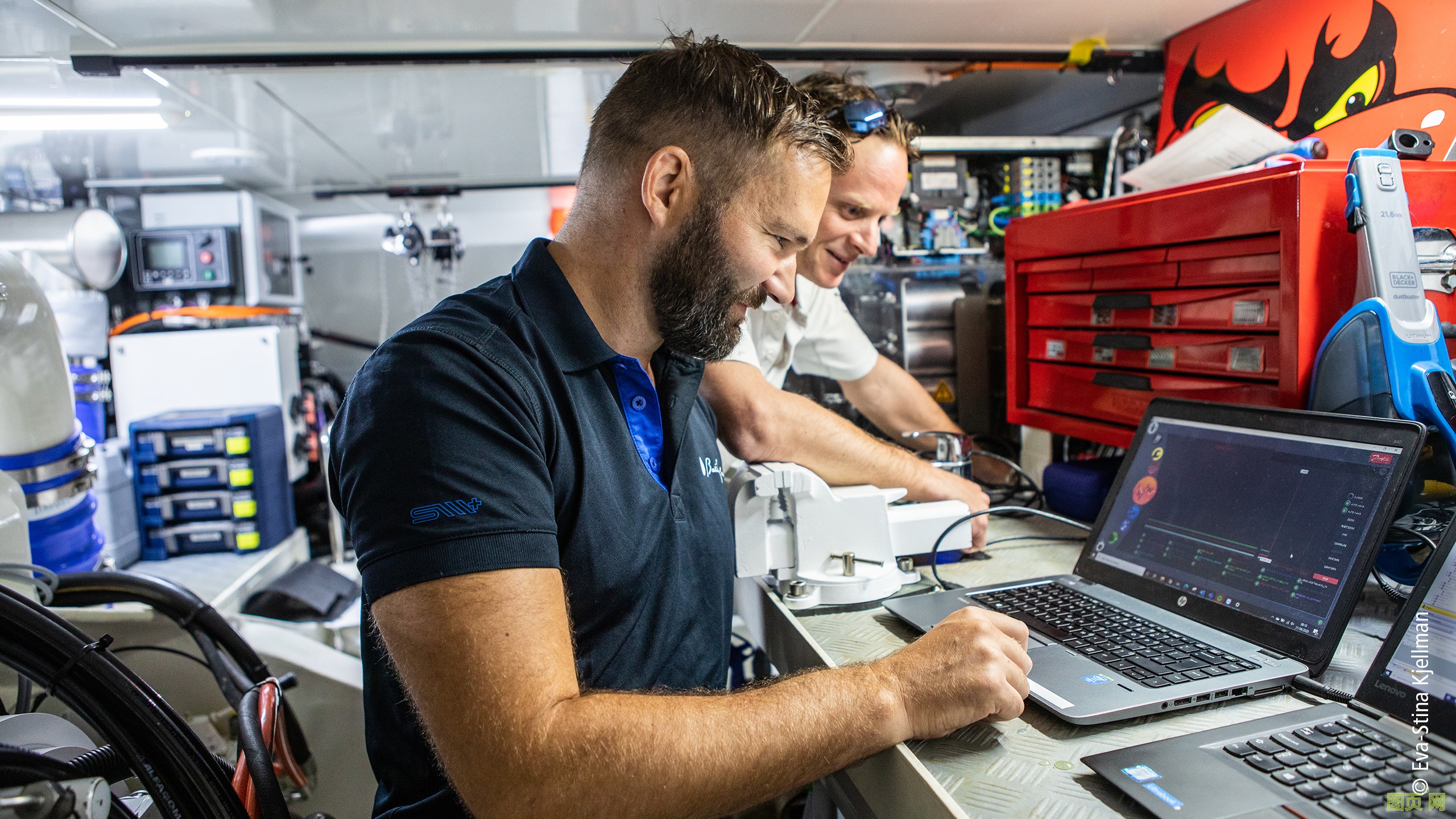 Baltic Yachts 公司高級自動化工程師 Mikael Johansson（最前面）：“我們還在想，能在游艇的何處以及如何更多地利用 PC 控制技術的優勢。”